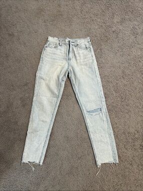 American Eagle Outfitters Light Blue Skinny Jeans with Knee Rip